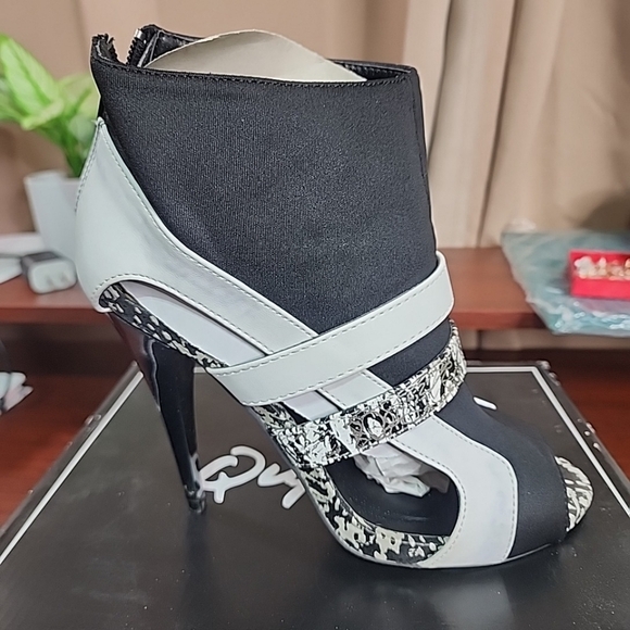 Beautiful Black And White Heels. Size 8 - Picture 2 of 7